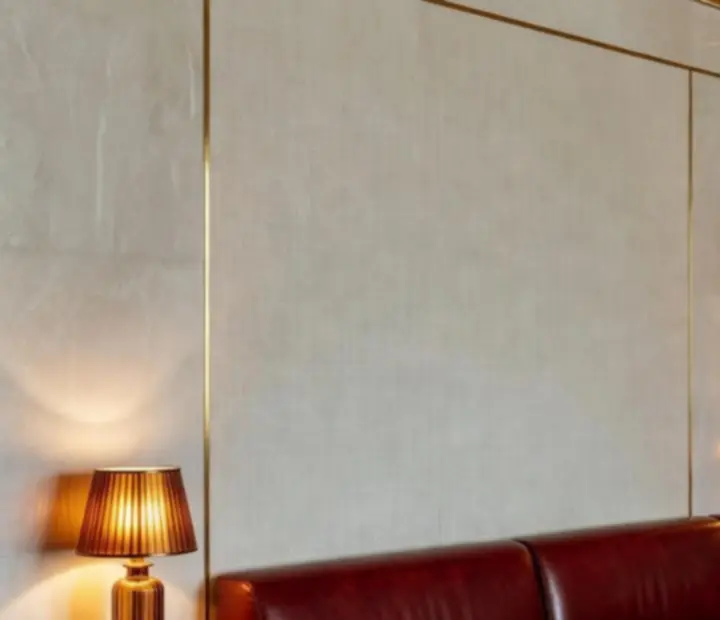 Décor chaleureux du salon de casino Terrasse Ambre avec lumière ambrée et finitions dorées.